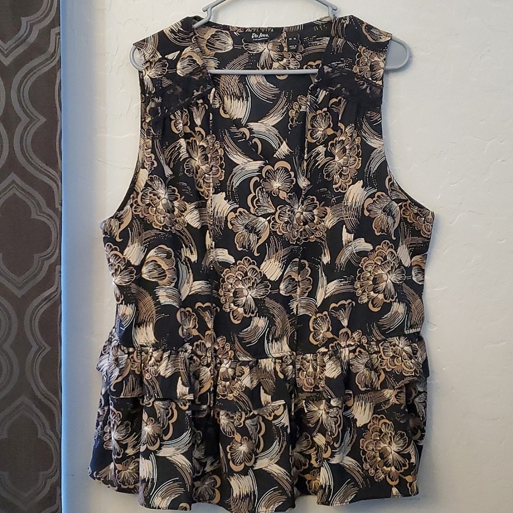 NWOT!! DuJour sleeveless floral top